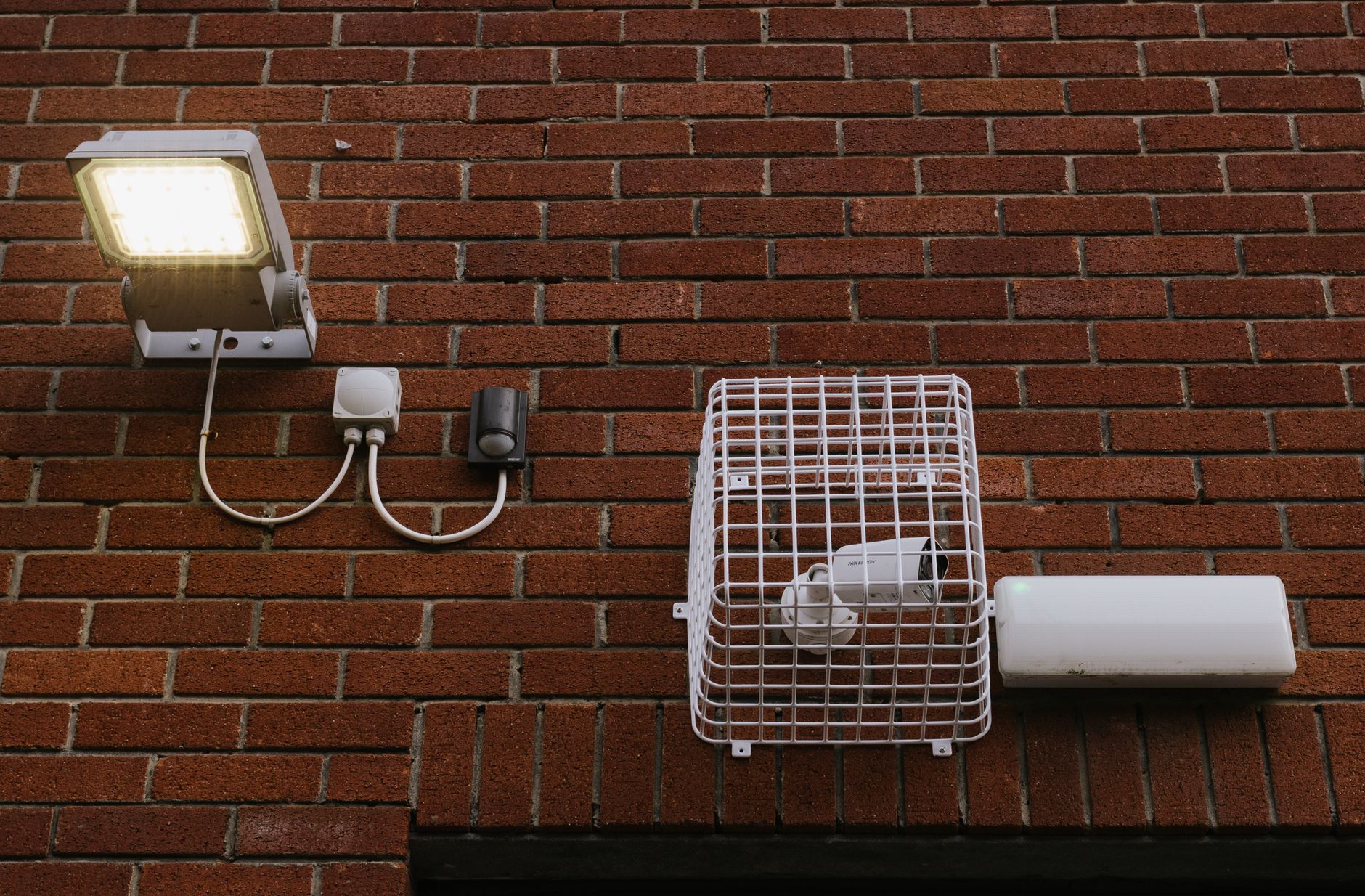Ilustračná fotografia — Bezdrôtový alebo drôtový alarm